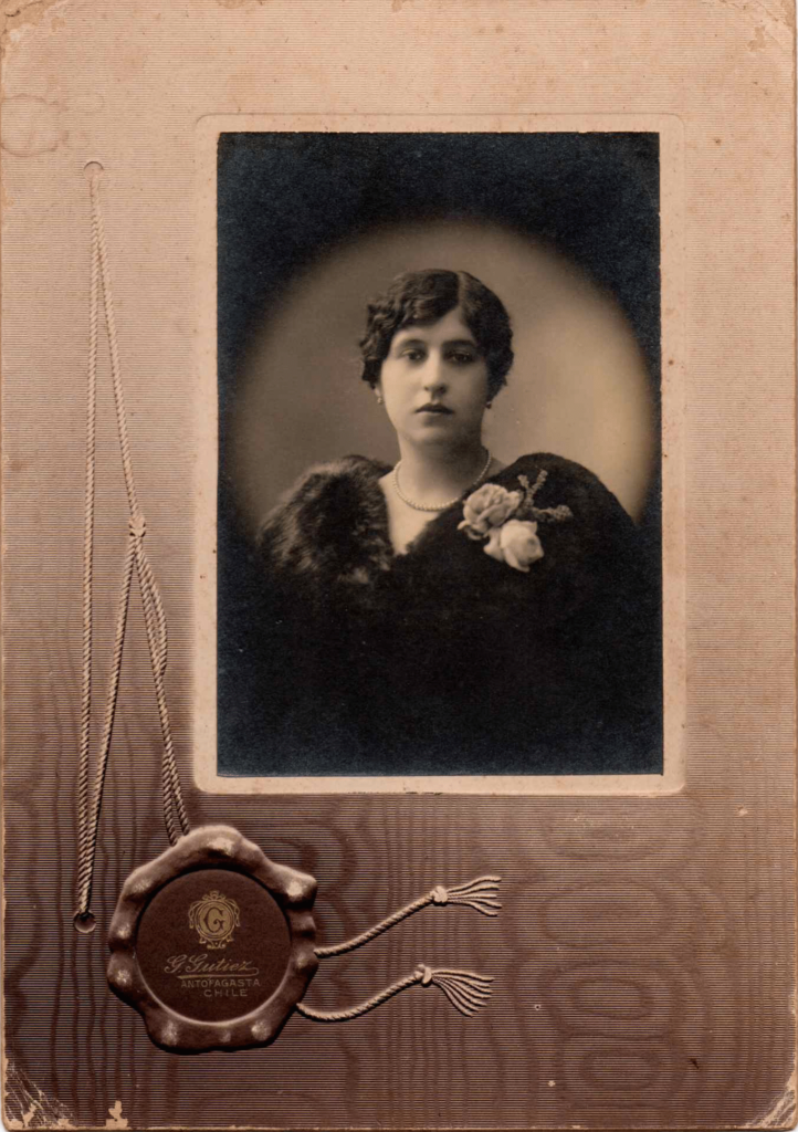 Retrato fotográfico antiguo de una mujer joven, montado sobre la cartulina de un álbum