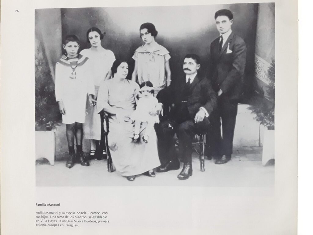 Fotografía enmarcada de un grupo familiar numeroso posando en un retrato de estudio antiguo