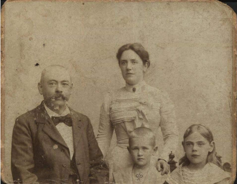 Retrato de estudio de una familia de origen croata, con el padre, la madre y dos niños, principios del siglo XX